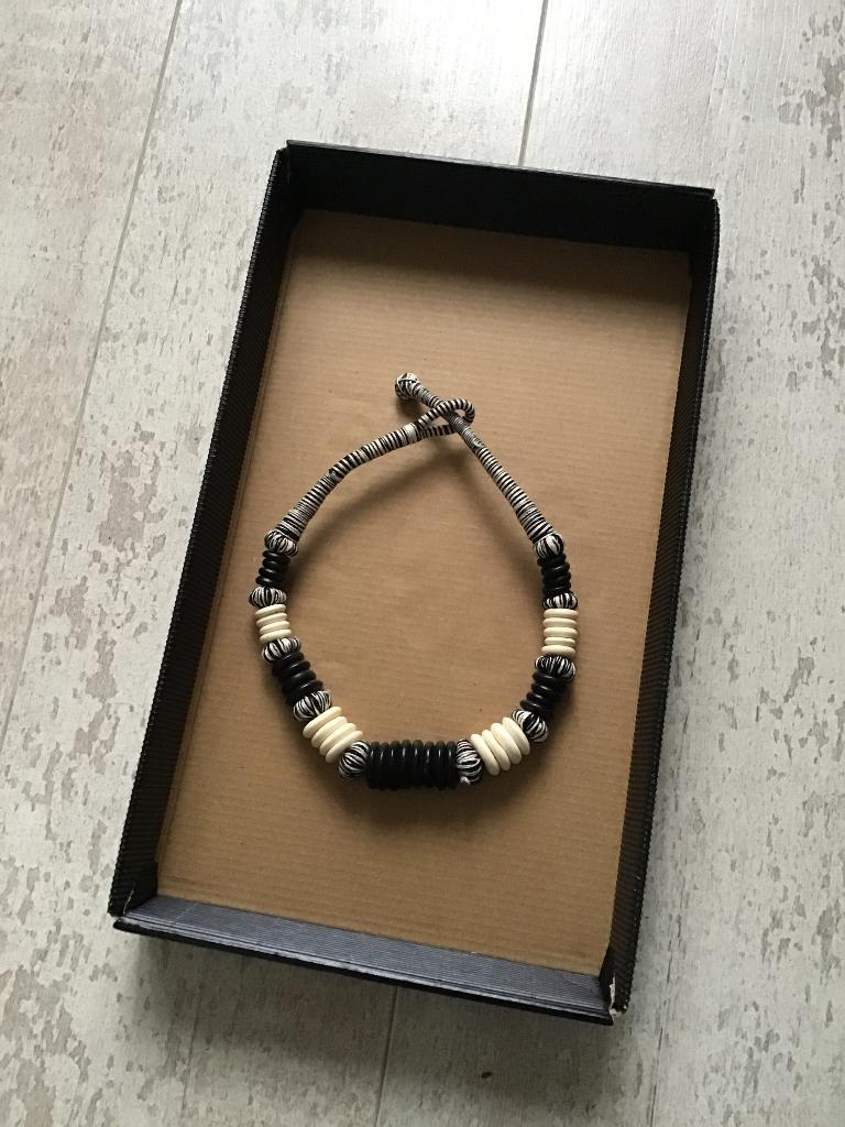 Hals ketting, Sieraden, Tassen en Uiterlijk, Kettingen, Ophalen of Verzenden, Gebruikt, Zwart, Overige materialen