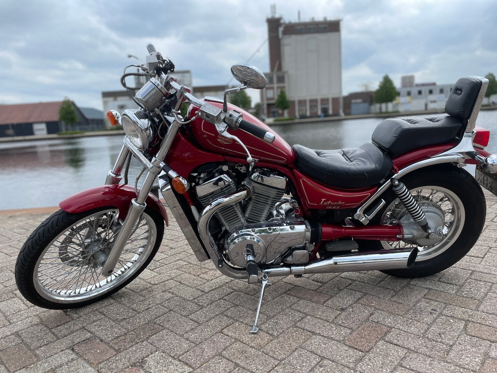 Suzuki intruder vs800