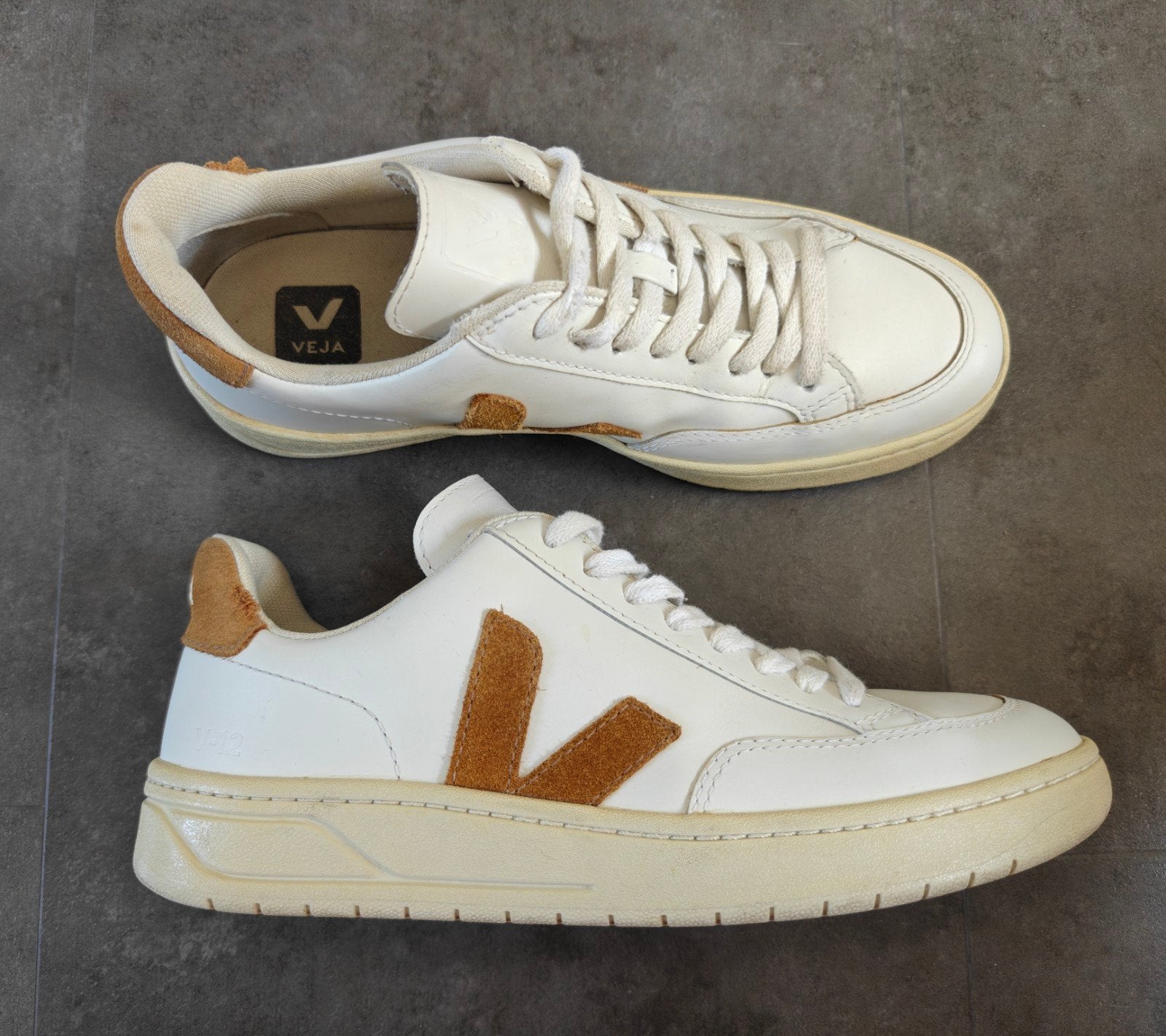 Veja V-12 Leather Sneakers – Wit / Camel – Maat 39, Wit, Veja, Ophalen of Verzenden, Sneakers of Gympen