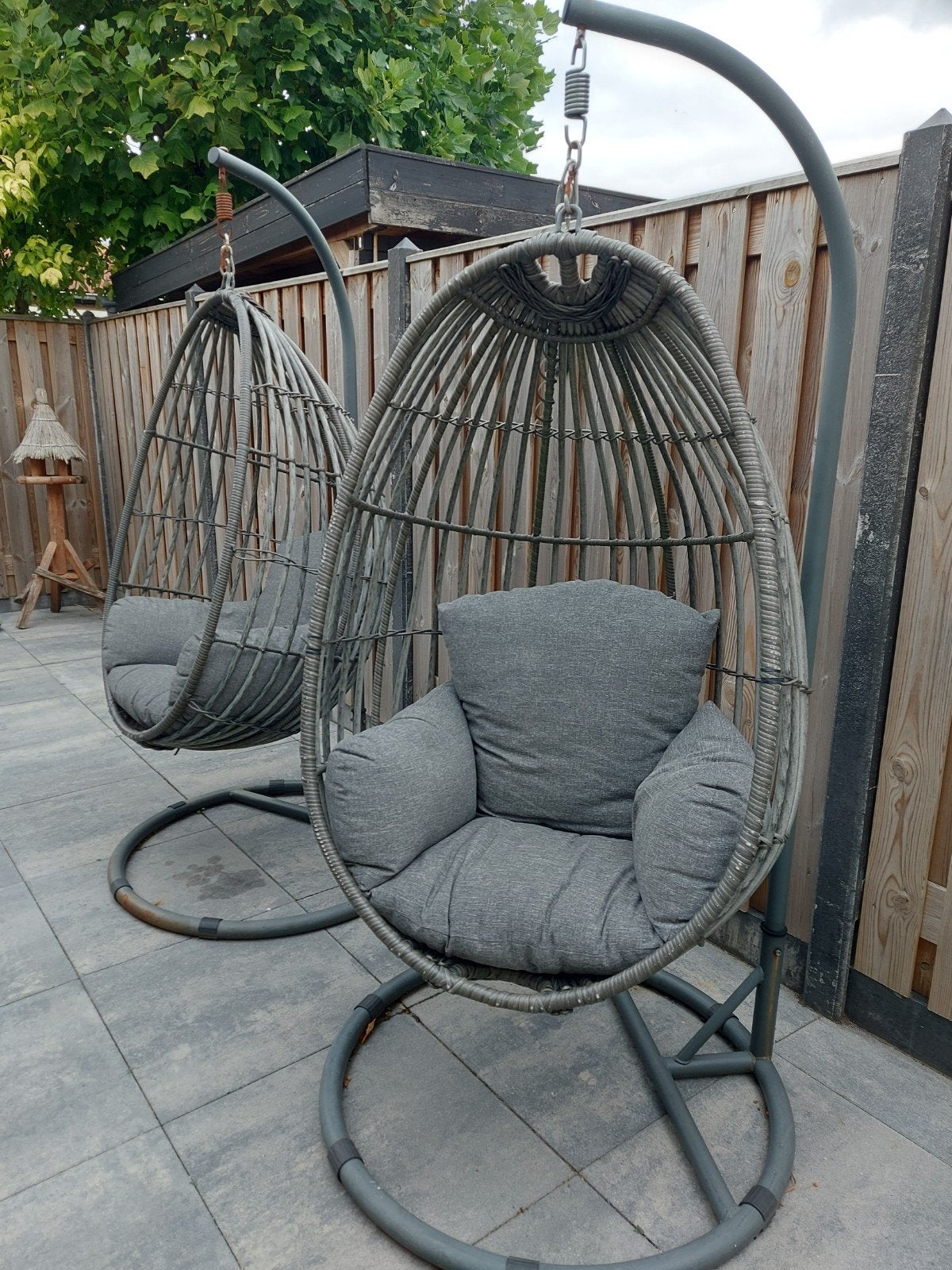 2x Hangstoel Wicker Grijs met Kussens, Ophalen, Gebruikt, Wicker
