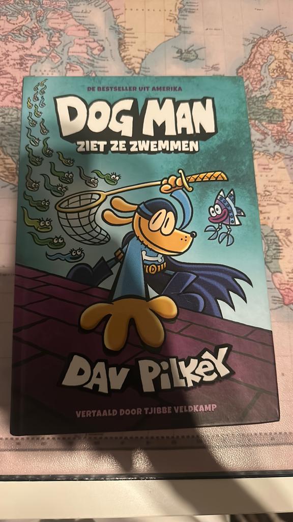 Dog man ziet ze zwemmen boek, Boeken, Kinderboeken | Jeugd | onder 10 jaar, Ophalen of Verzenden, Zo goed als nieuw, Fictie algemeen