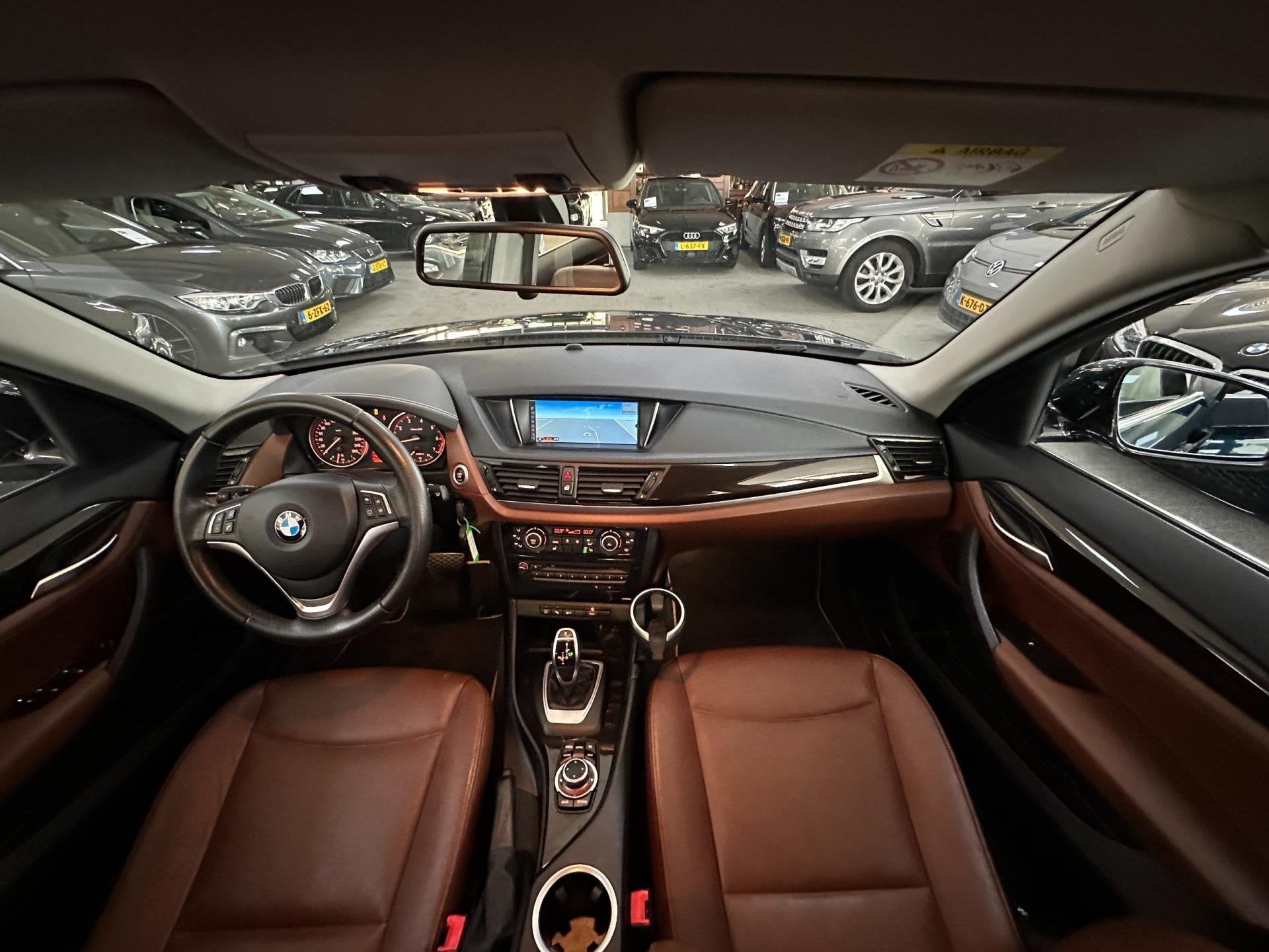 BMW X1 SDrive20i High Executive/NAVI/LEDER/XENON/NL-AUTO NAP, Auto's, BMW, Dealer onderhouden, Euro 6, 4 cilinders, Blauw