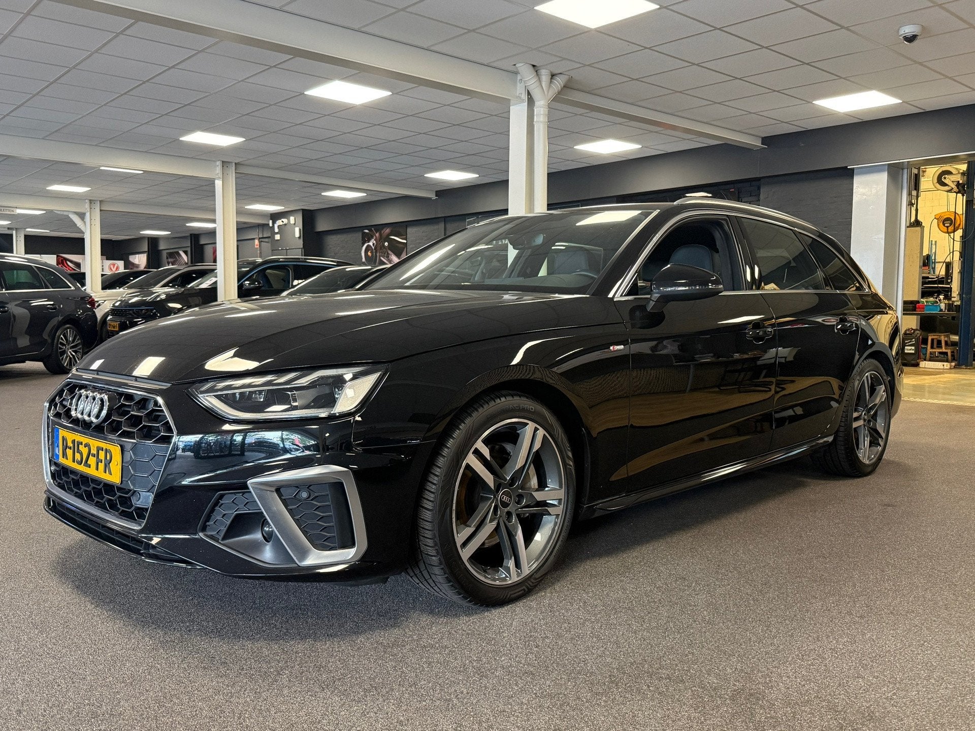 Audi A4 Avant 40 TFSI quattro S edition / S-line / virtual /, Auto's, Gebruikt, 4 cilinders, Zwart, Origineel Nederlands
