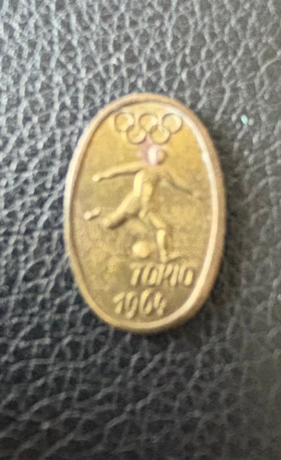 Olympische Spelen Tokio 1964 pin voetbal, Ophalen of Verzenden, Sport