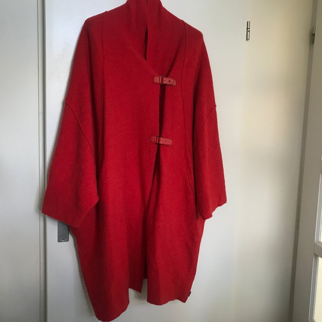 Oska jas lang rood wol gekookte wol, Verzenden, Zo goed als nieuw, Maat 46/48 (XL) of groter, Zwart