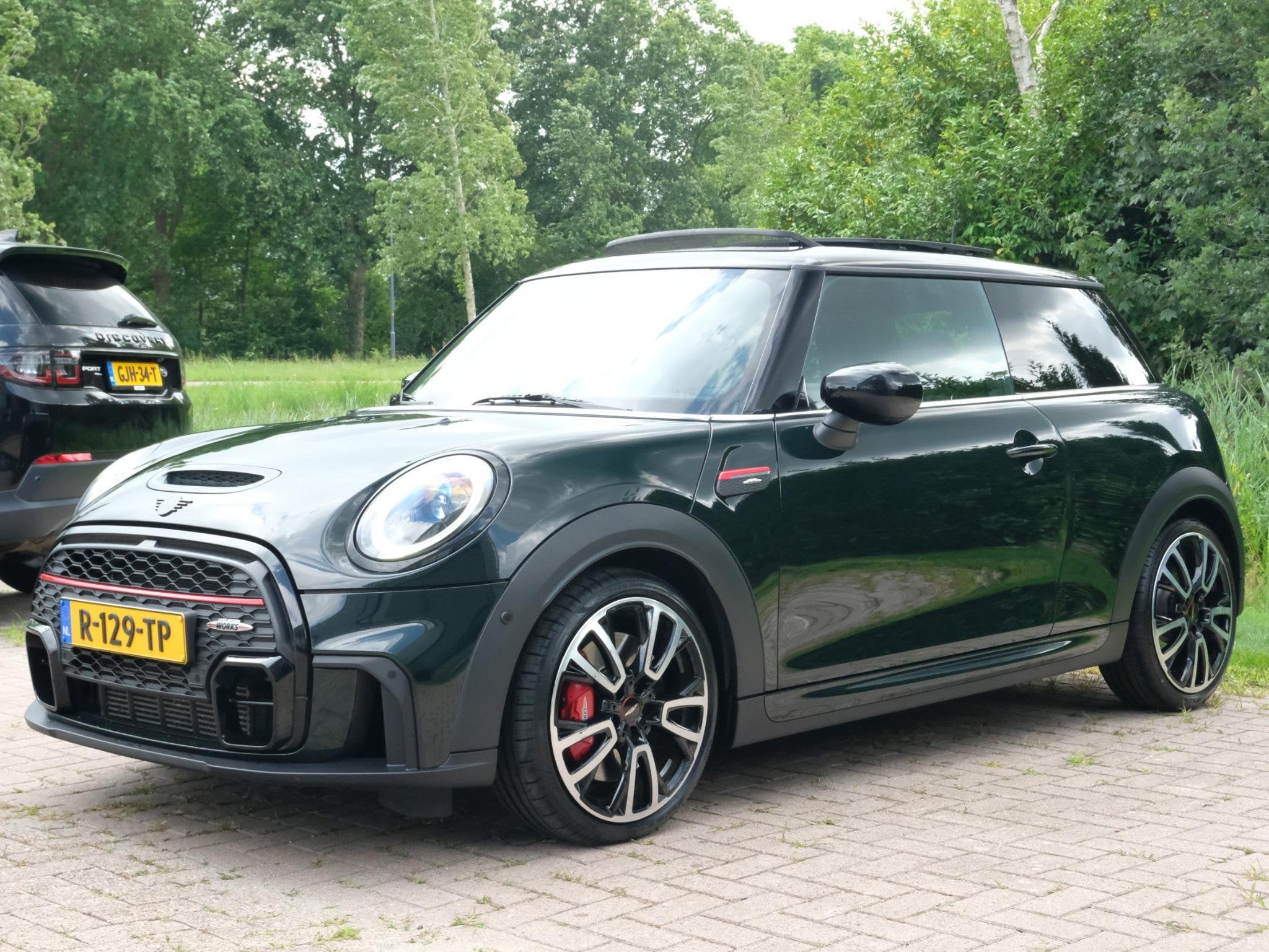 MINI 3-Deurs 2.0 John Cooper Works Essential 231 PK | BTW |, Auto's, Mini, Gebruikt, 4 cilinders, 4 stoelen, Bedrijf