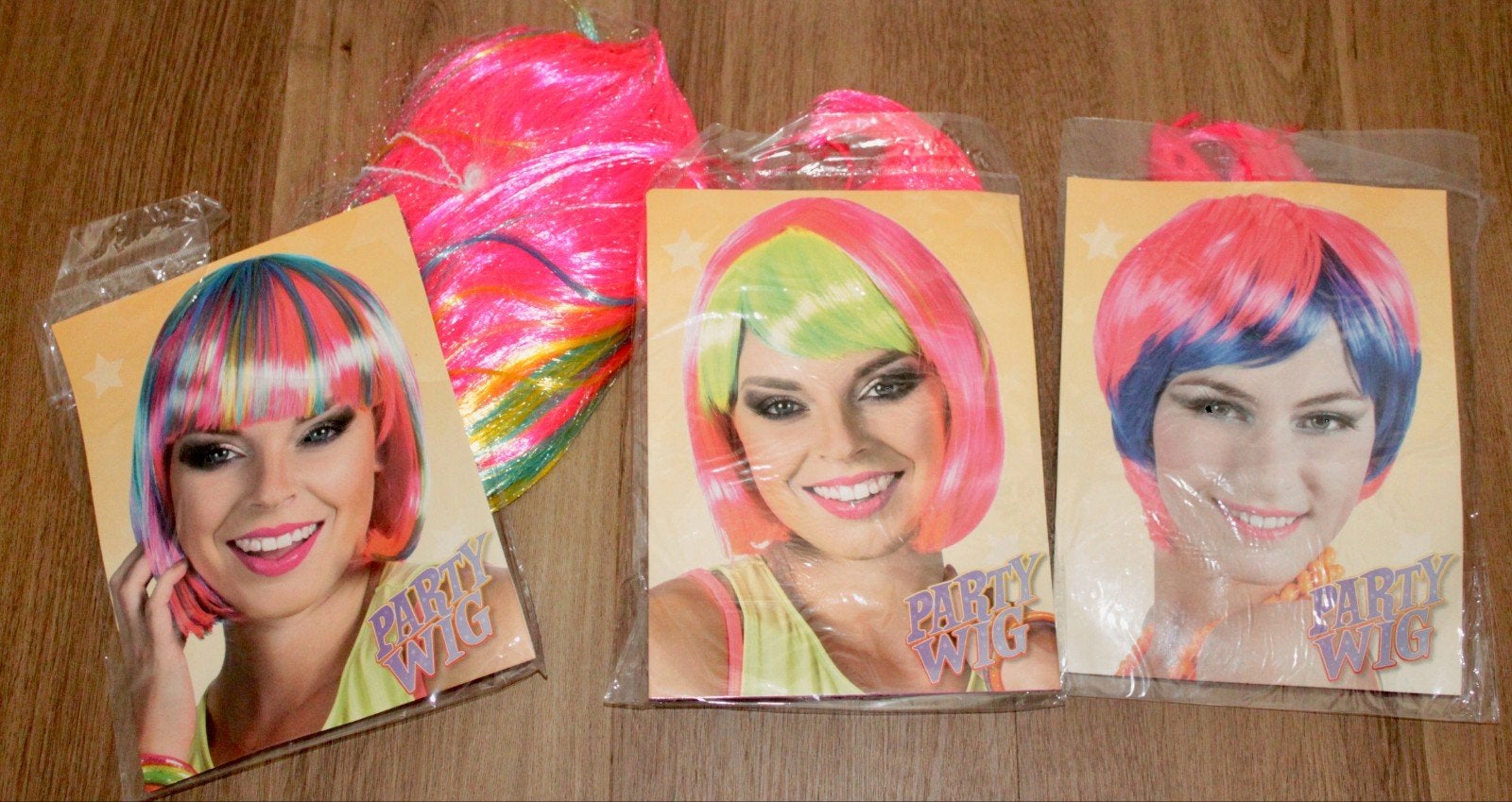 18x Fluor Pruiken - Diverse Kleuren en Modellen, Ophalen of Verzenden, Zo goed als nieuw