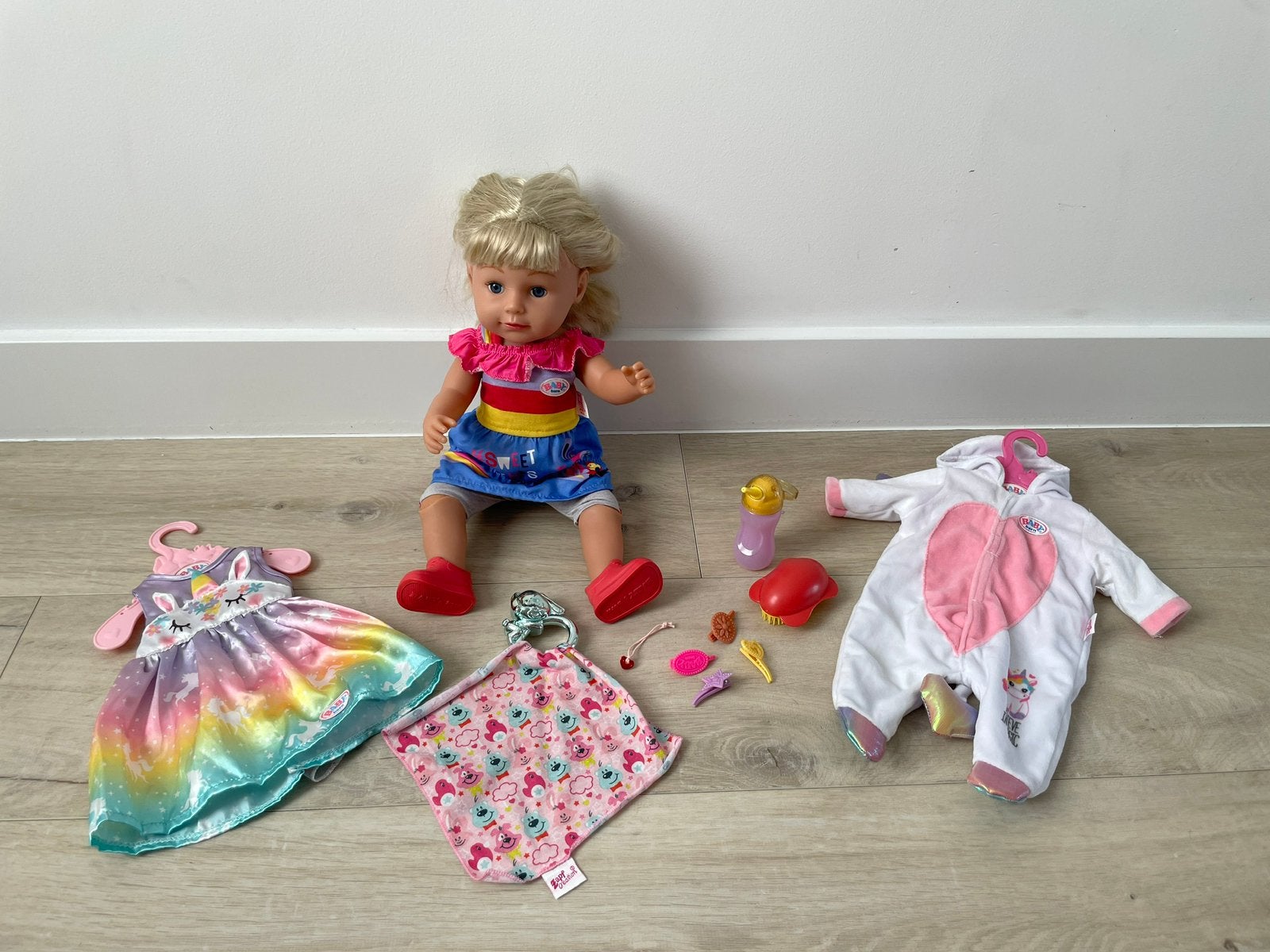 Baby Born Sister pop + extra kleding en accessoires, Ophalen of Verzenden, Zo goed als nieuw, Babypop