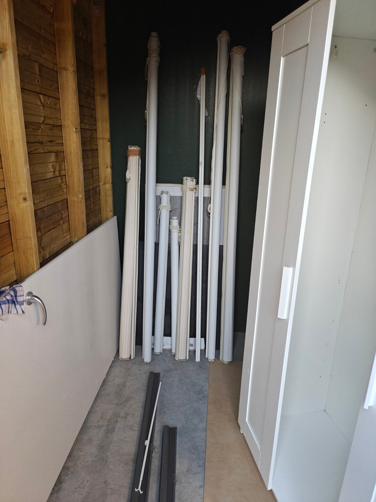 Diverse rolgordijnen en jaloezieën, wit en zwart, Huis en Inrichting, Stoffering | Gordijnen en Lamellen, Minder dan 50 cm, Gebruikt