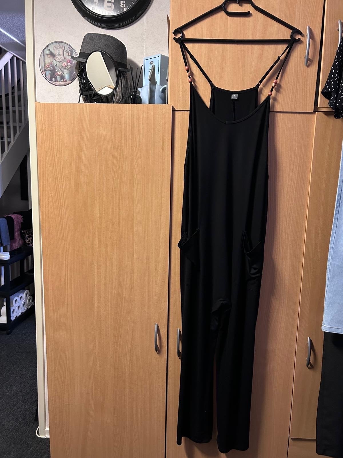 Zwarte jumpsuit met spaghettibandjes - Maat L, Kleding | Dames, Jumpsuits, Ophalen of Verzenden, Zo goed als nieuw, Maat 42/44 (L)