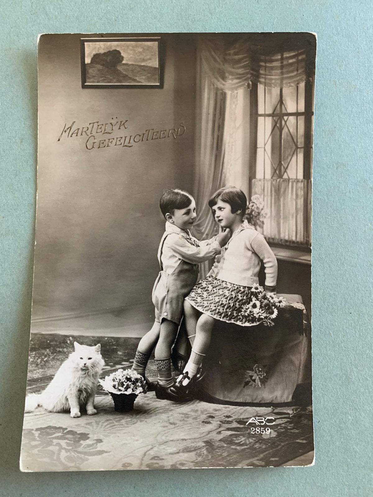 Hartelijk Gefeliciteerd - kindjes met witte kat, Verzamelen, Ophalen of Verzenden, Voor 1920, Ongelopen, Hond of Kat