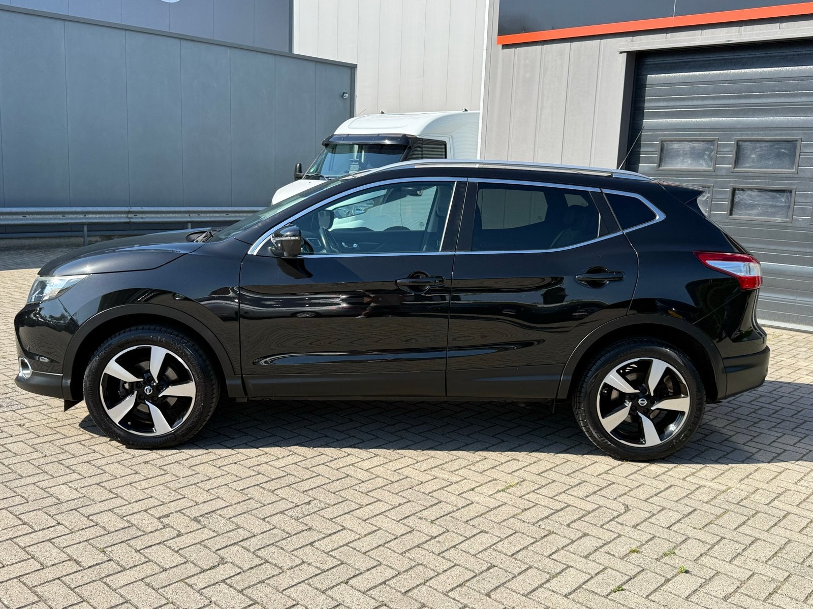 Nissan Qashqai 1.2 Dig-t 85KW Pano | 360 camera, Voorwielaandrijving, Stof, Zwart, 4 cilinders