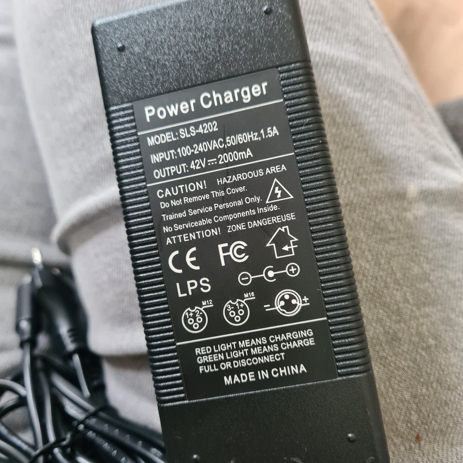 Nieuwe lader voor elektrische step (42V 2000mA), Nieuw