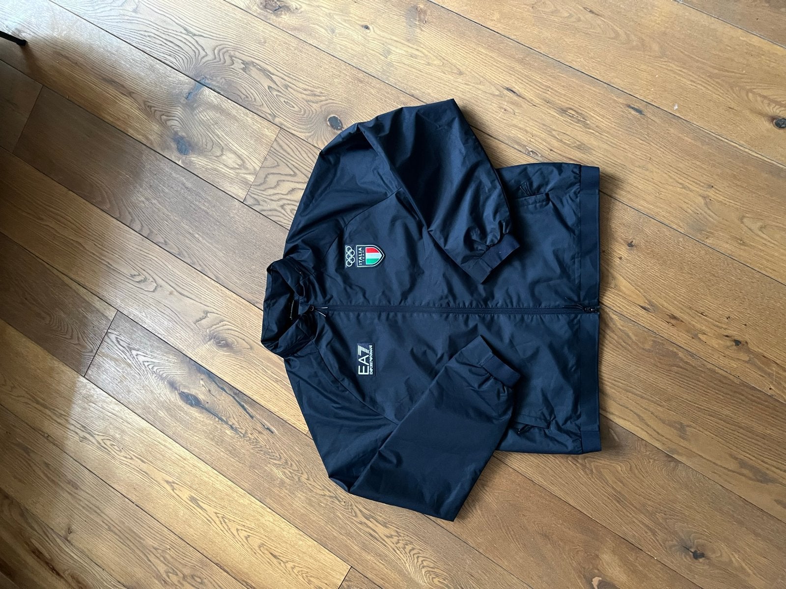 EA7 Armani Italia  unisex regenjas nieuw xl valt L, Ophalen of Verzenden, Nieuw, Maat 52/54 (L), Blauw