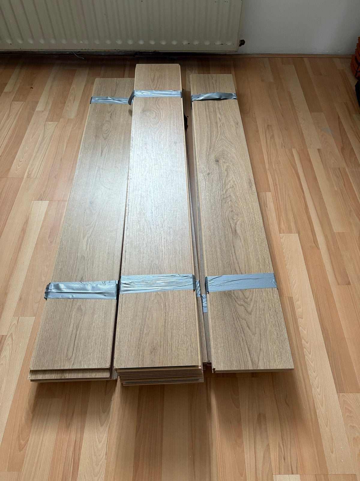 Nieuw laminaat 16,8 m² - lichte eiken kleur, Ophalen, 50 tot 150 cm, Nieuw, 10 m² of meer
