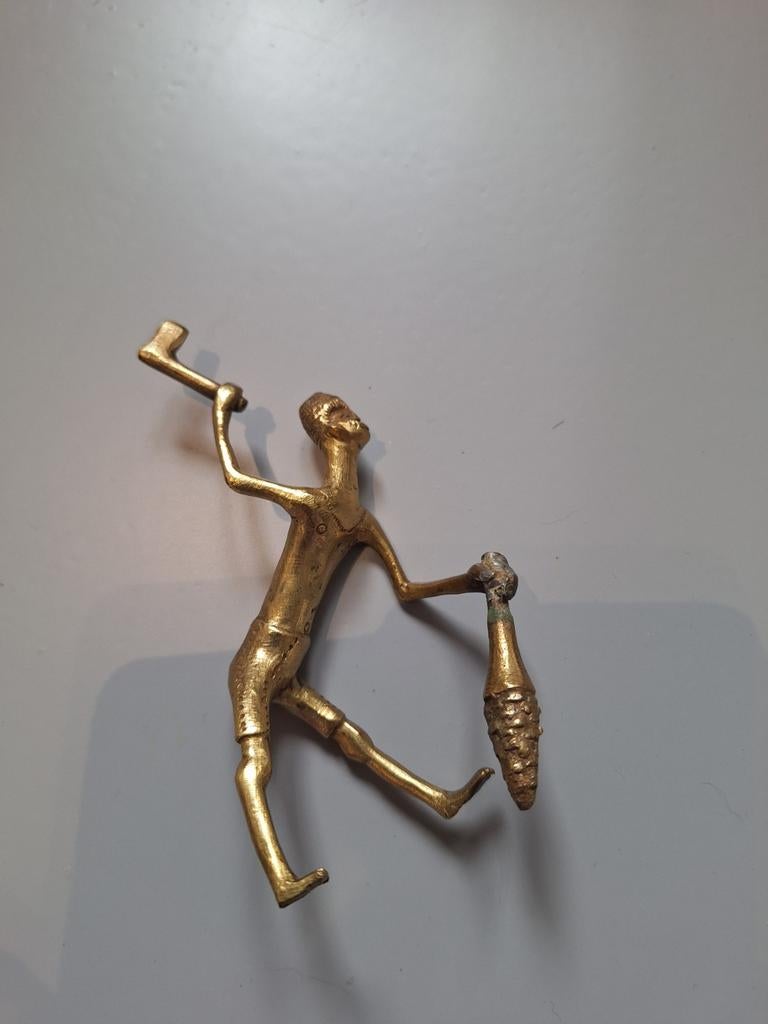 Bronzen beeldje van man met bijl en fles, Antiek en Kunst, Minder dan 20 cm, Ophalen of Verzenden, Beeld, Goud