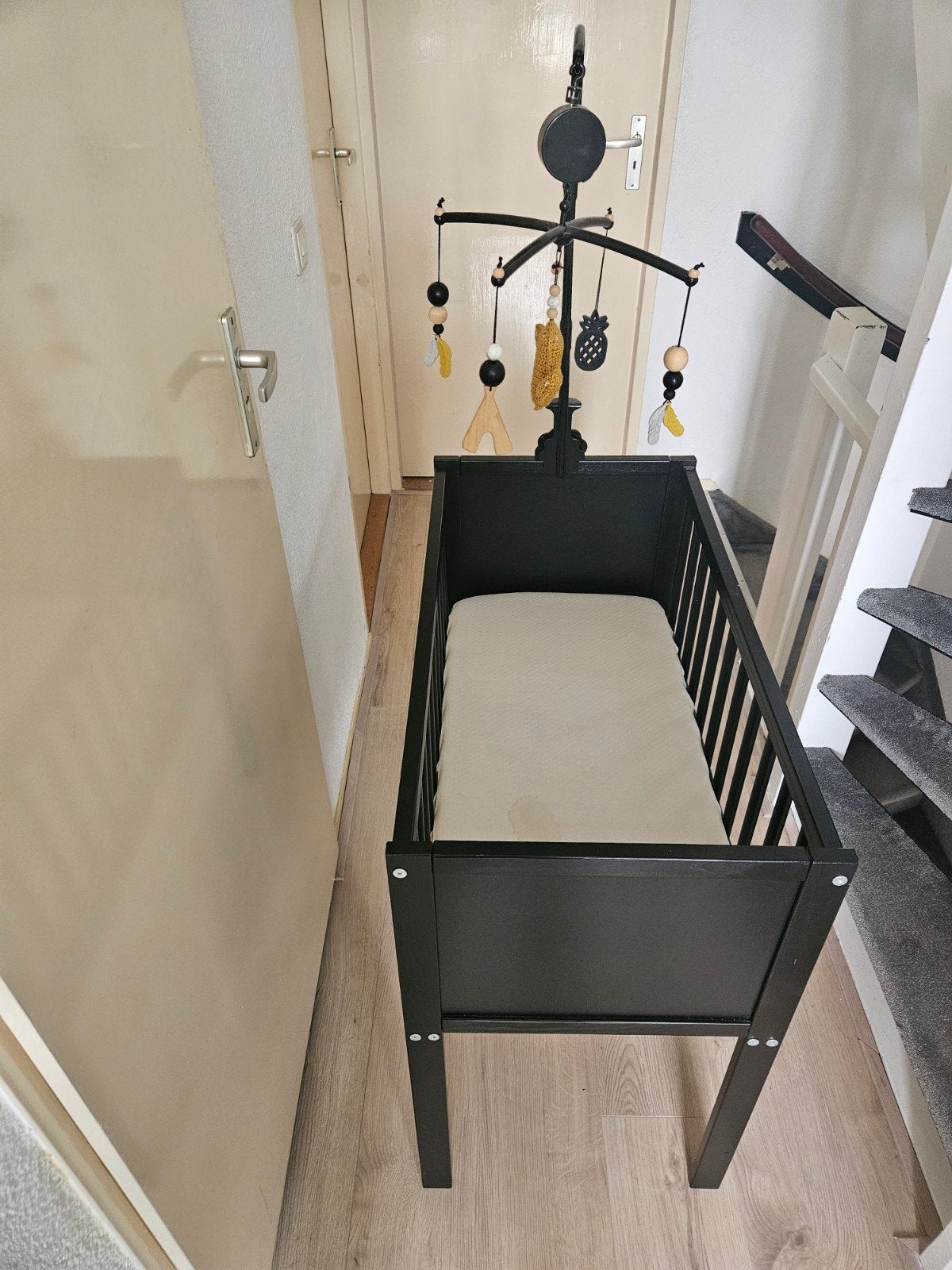 Zwart houten babyledikantje met matras en textiel., Ophalen, Gebruikt, Minder dan 140 cm, Matras