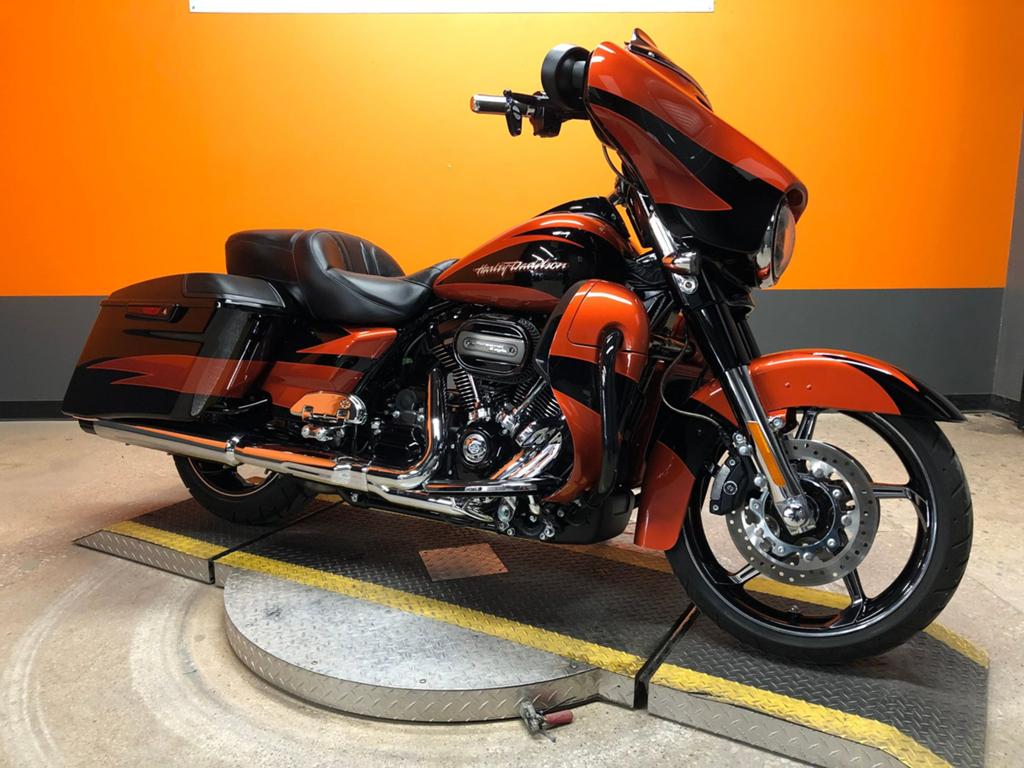 Harley Davidson Streetglide CVO 12604 km, Motoren, Motoren | Harley-Davidson, 2 cilinders, Occasion, Handvatverwarming, Particulier