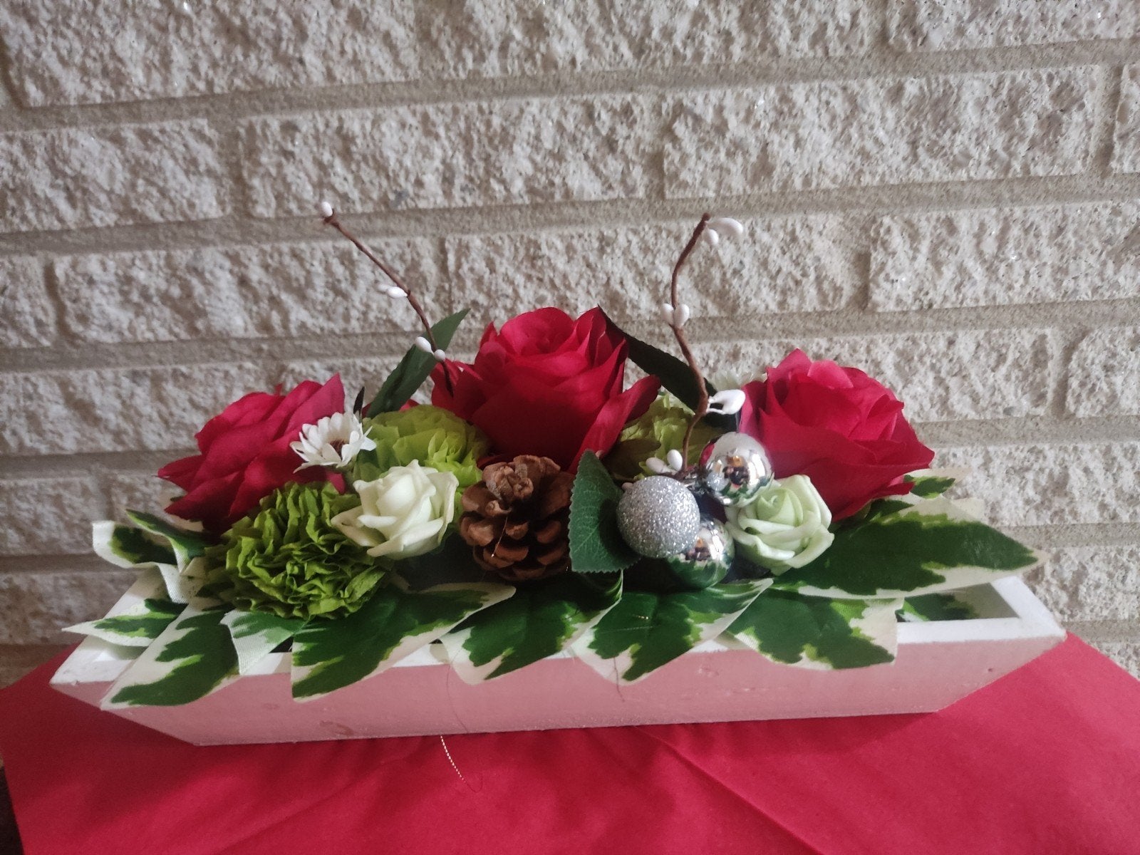 prachtig kerstbloemstuk van kunststofbloemen, Diversen, Ophalen of Verzenden