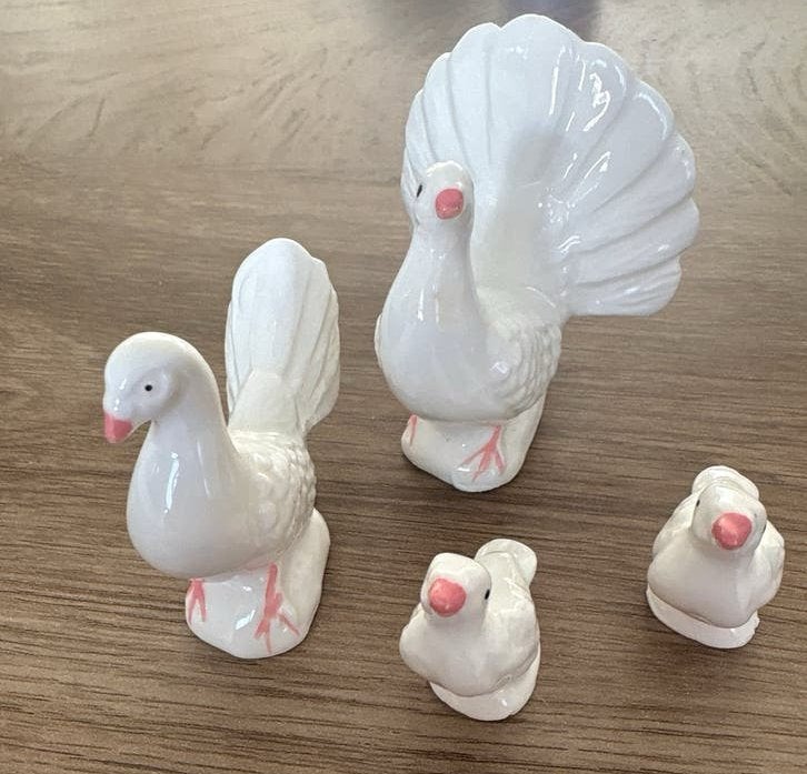 Set van 4 porseleinen duiven beeldjes - Bone China, Ophalen of Verzenden, Nieuw, Dier