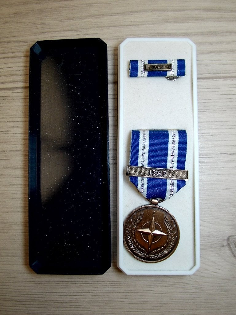 Originele NAVO medaille met ISAF gesp en baton in doosje, Verzenden, Landmacht, Nederland, Lintje, Medaille of Wings