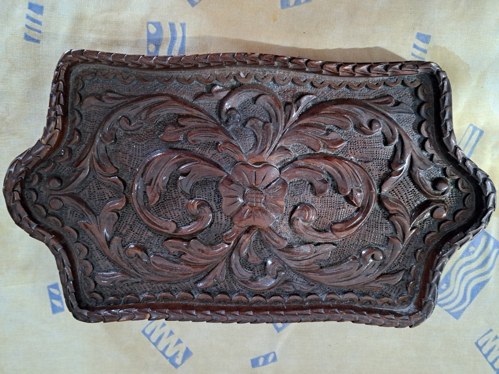 Donker bruin teak houtbewerkte dienblad, Huis en Inrichting, Ophalen of Verzenden, Rechthoekig, Hout