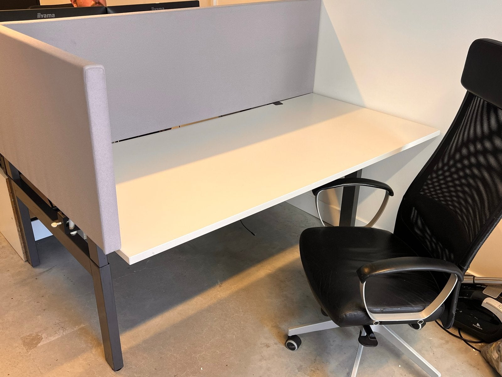 Dubbel bureau met akoestische panelen en archiefkast, Werkplek, Ophalen, Gebruikt, Bureau