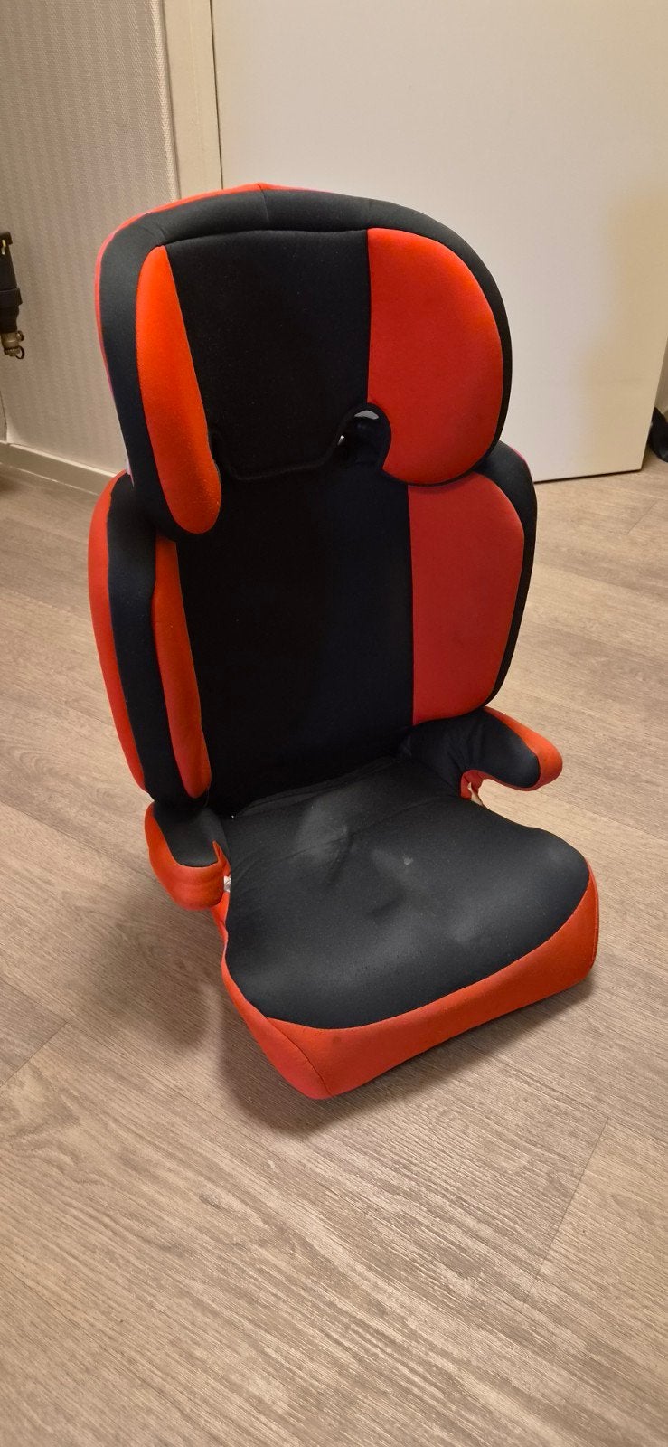 Kinderzitje / Autostoel Rood/Zwart - Verstelbaar, Kinderen en Baby's, 15 t/m 36 kg, Verstelbare rugleuning, Ophalen, Overige merken