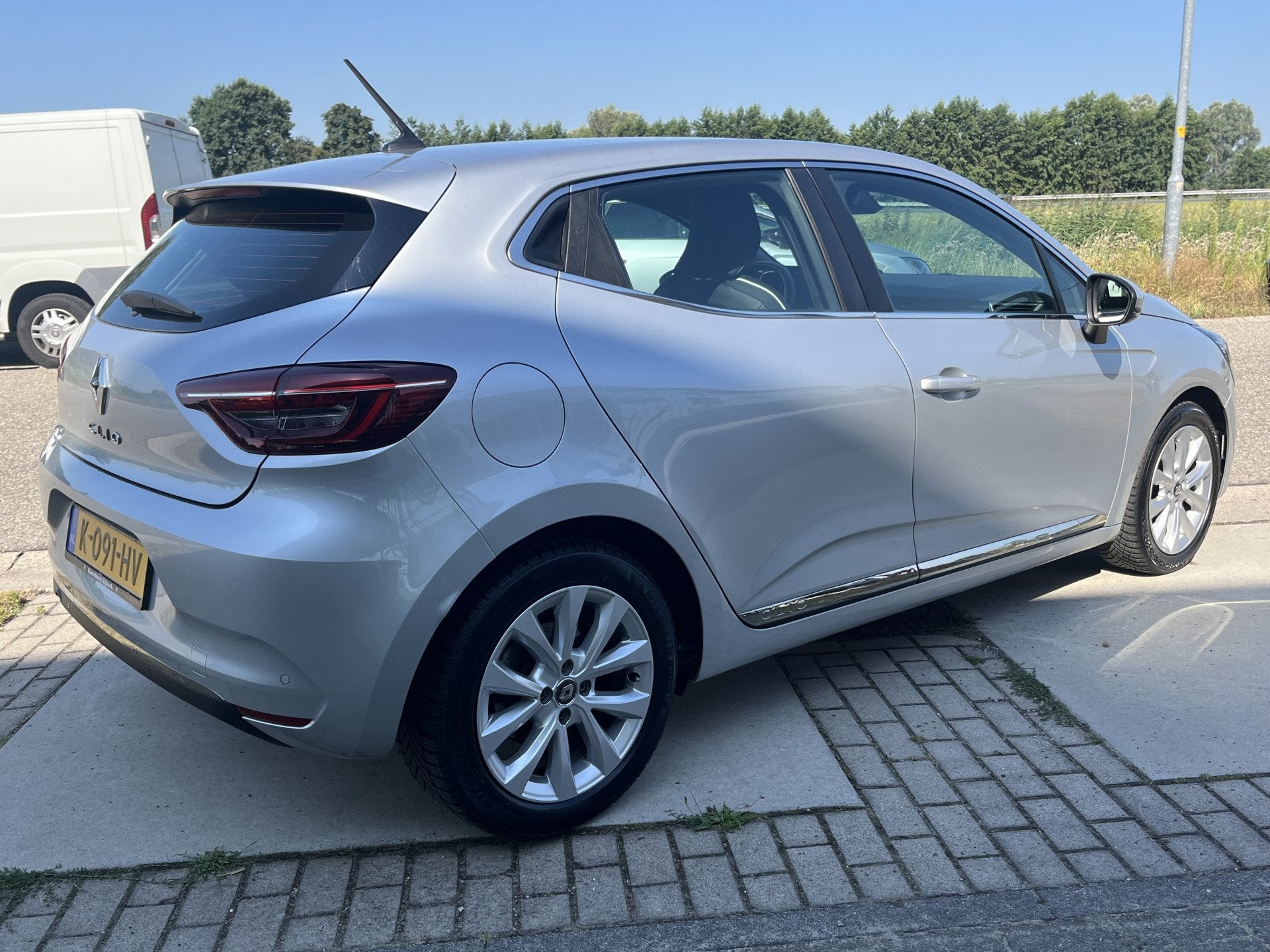 Renault Clio 1.0 TCe Intens / Bose Sound / Camera / PDC V+A, Voorwielaandrijving, 12 maanden, Gebruikt, Leder en Stof