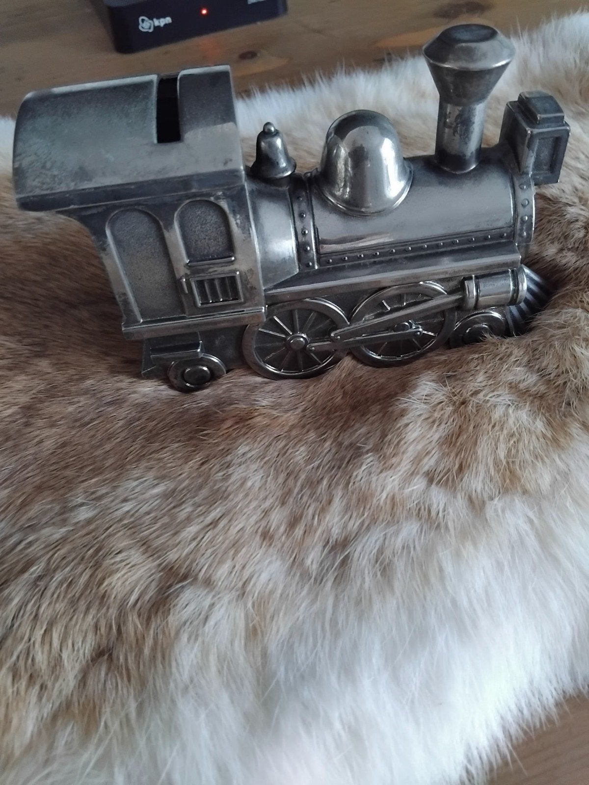Een leuke verzilverde locomotief spaarpot, Verzamelen, Spaarpotten, Ophalen of Verzenden, Gebruikt, Metaal of Blik, Vervoermiddel