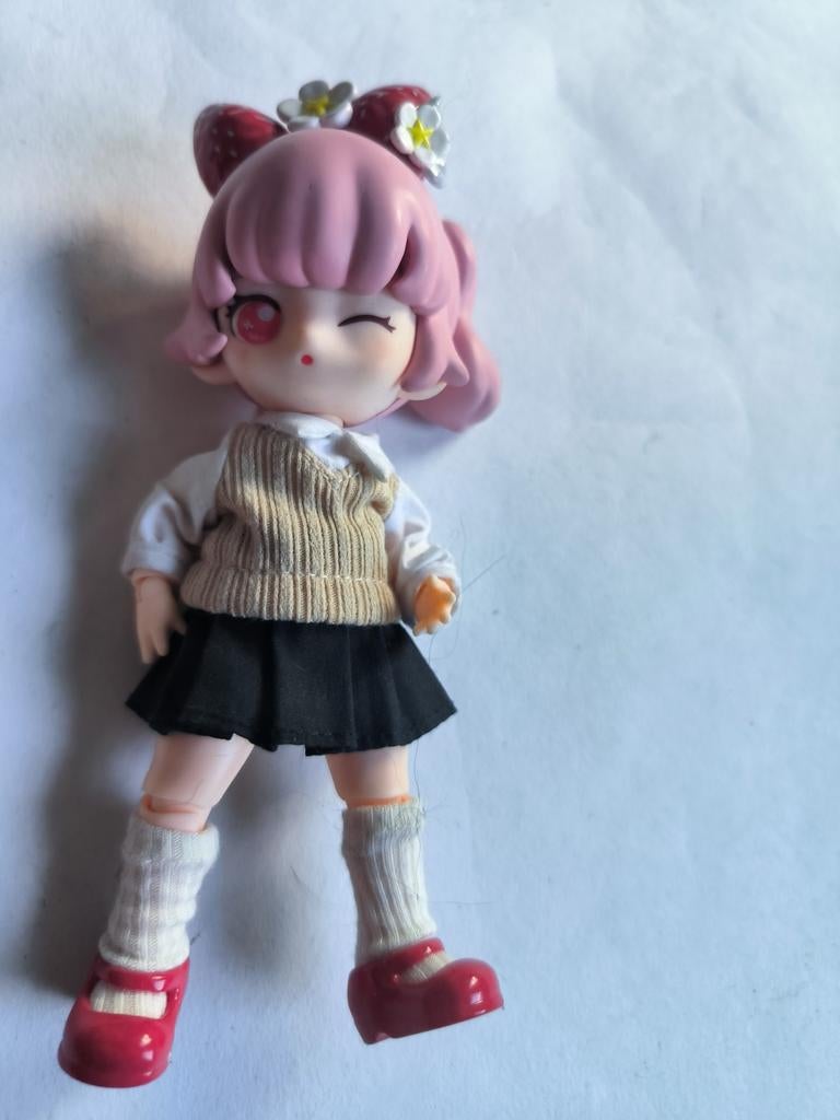 Leuke kleine pop met roze haar en schooluniform, Ophalen of Verzenden, Gebruikt, Pop