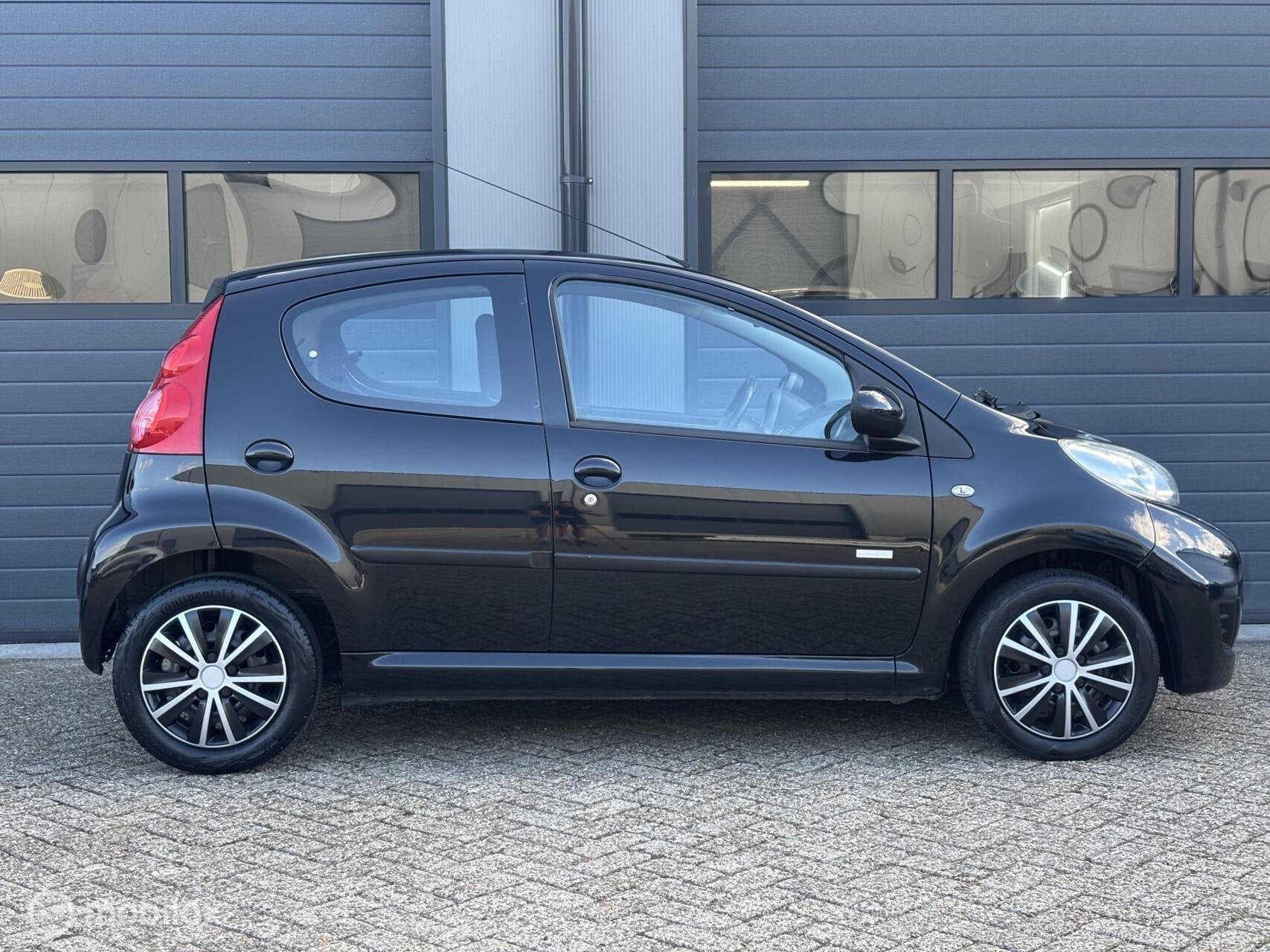 Peugeot 107 1.0-12V Millesim 200 Uitvoering _ NL Auto, Auto's, Voorwielaandrijving, Euro 5, 4 stoelen, Origineel Nederlands
