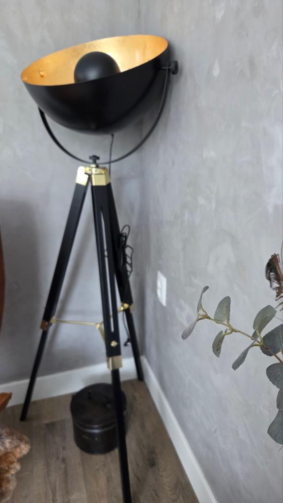 Stijlvolle zwarte schemerlamp op driepoot, Gebruikt, Modern, Industrieel, 100 tot 150 cm, Overige materialen