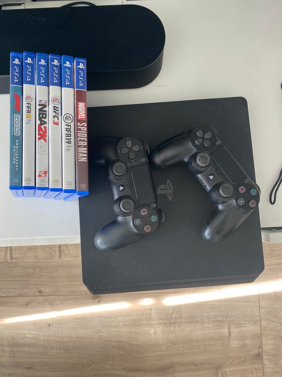 PS4 Slim met 2 controllers en 6 games, Ophalen, Gebruikt, 2 spelers, Sport