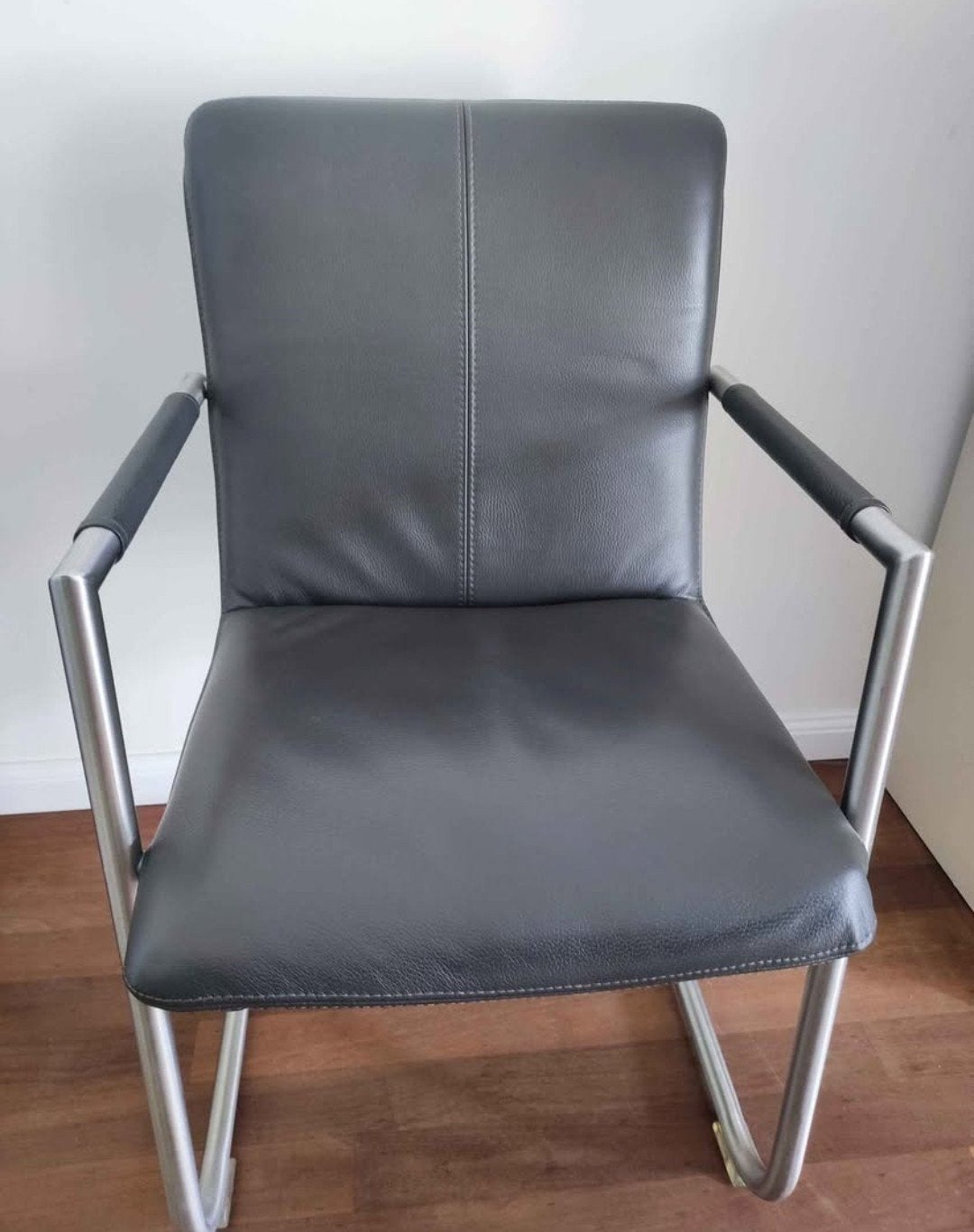Lederen eetkamerstoelen/ Leather dining chairs, Ophalen, Leer, Zo goed als nieuw, Grijs