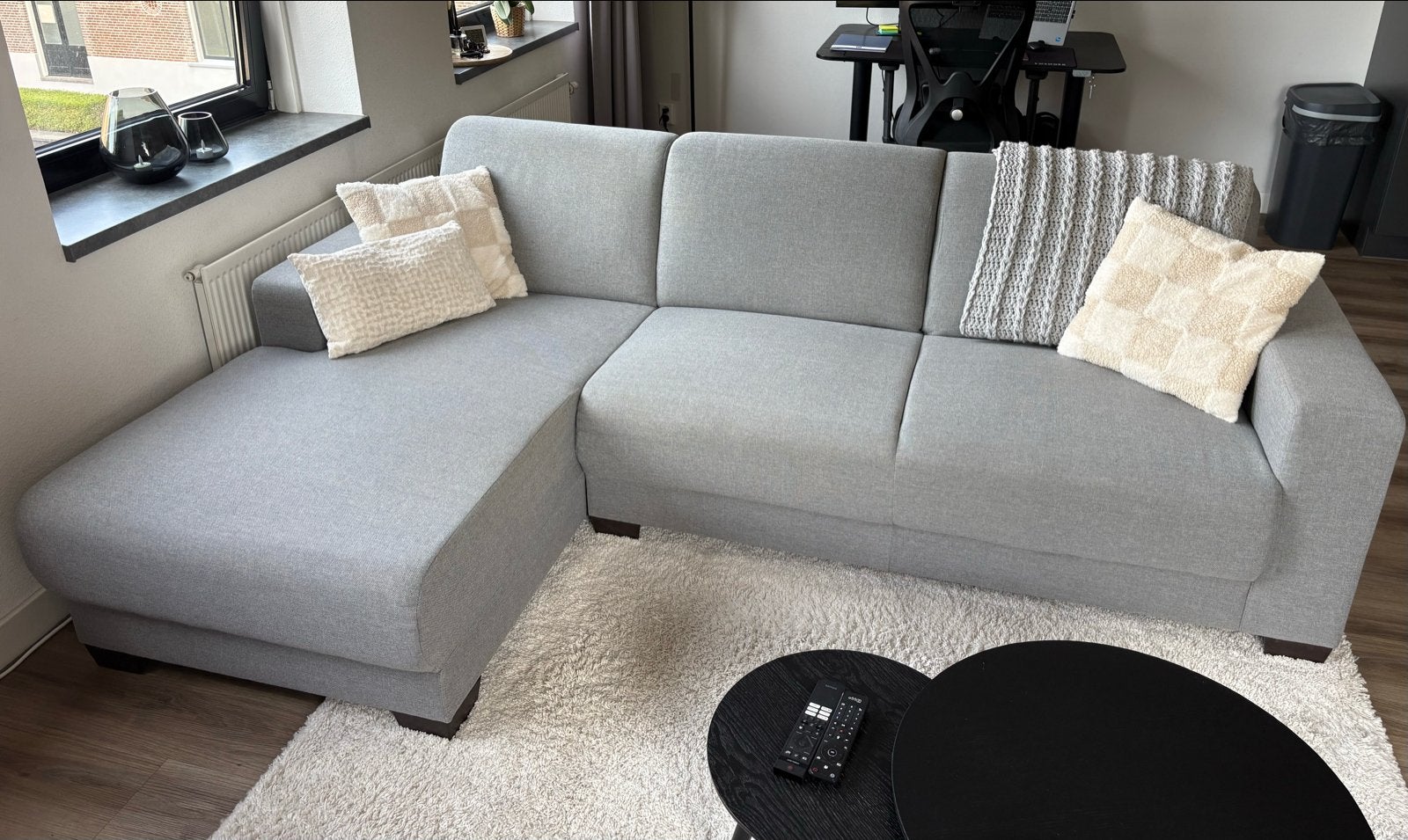 MOET NU WEG - Grijze hoekbank met chaise longue links, Huis en Inrichting, Ophalen, 125 tot 150 cm, Hoekbank, Driepersoons