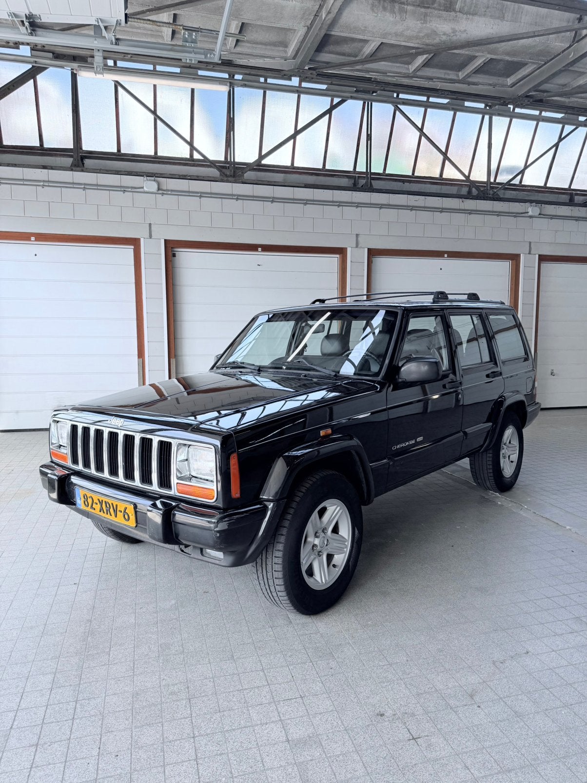 Jeep Cherokee 4.0 I AUT 2000 Zwart, Auto's, Jeep, Zwart, 3960 cc, Vierwielaandrijving, Particulier