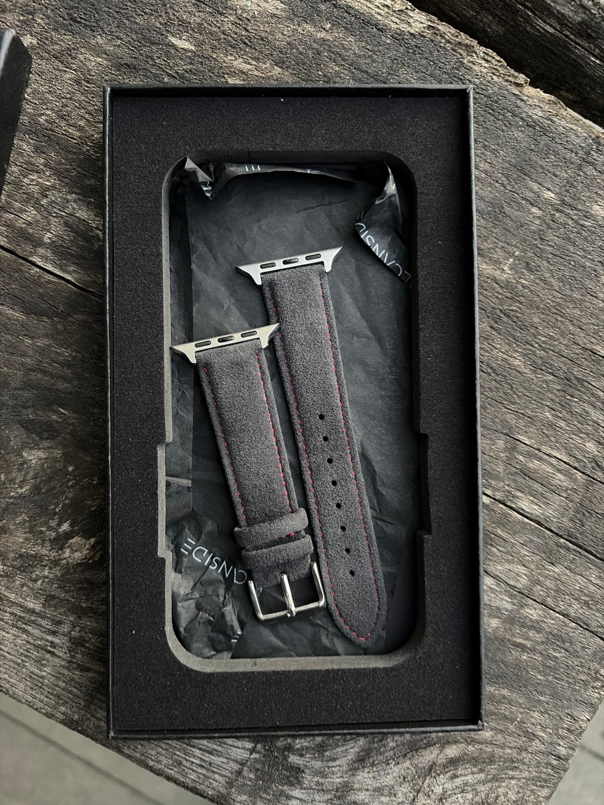 Alcanside Apple Watch Band - Space Grey met Rode Stiksels, Ophalen of Verzenden, Nieuw, Grijs