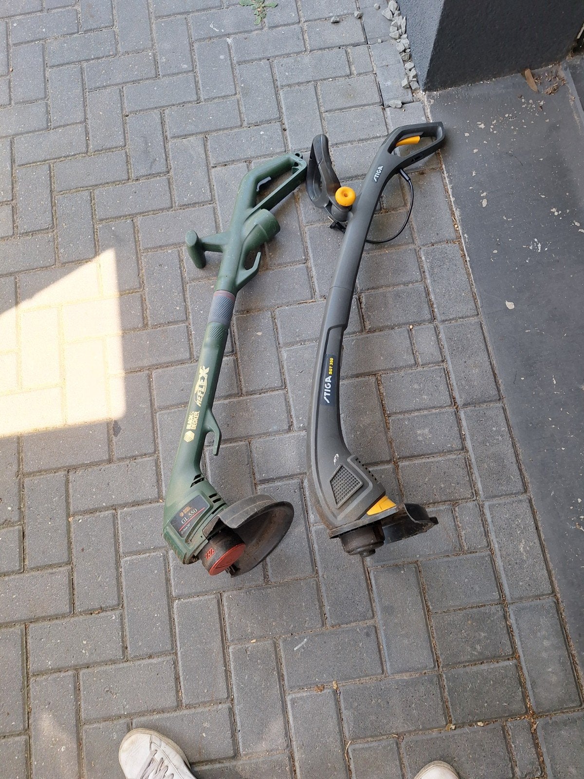 Twee elektrische grastrimmers: Black & Decker en Stiga, Cirkelmaaier, Gebruikt, Elektrische grasmaaier, Minder dan 30 cm