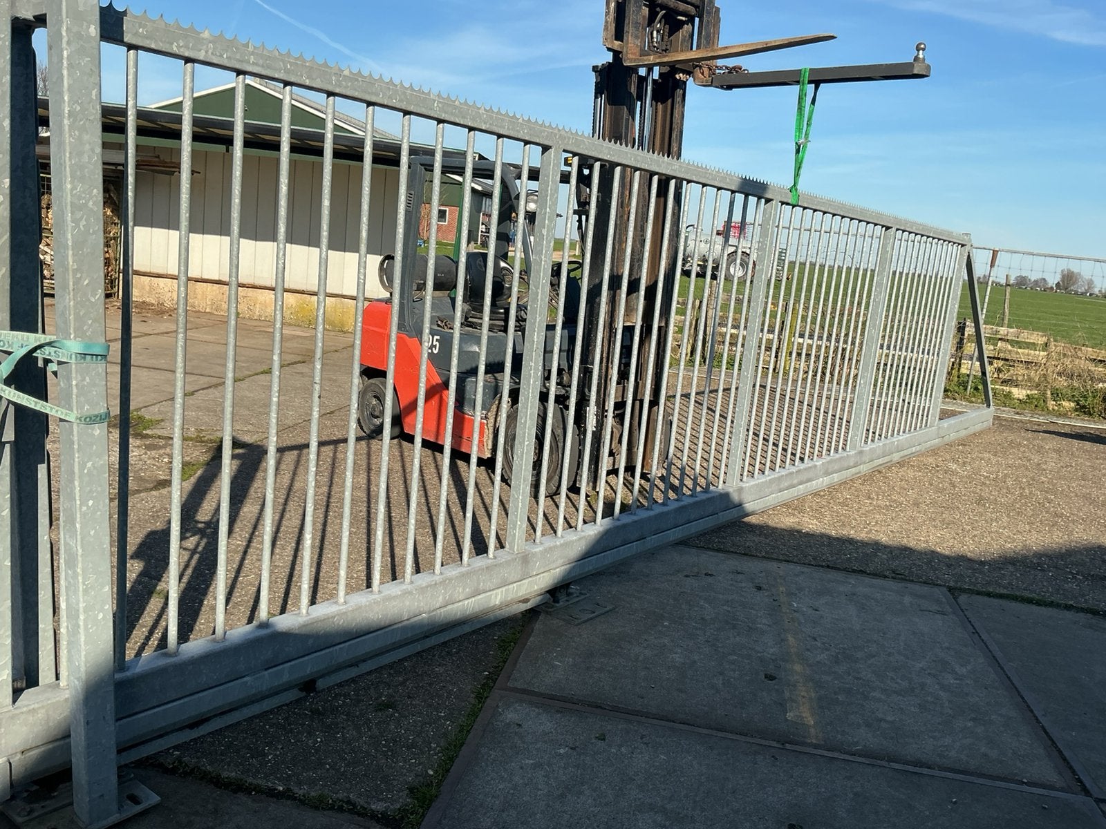 Schuifpoort/ toegangs hek 8 meter, Tuin en Terras, Tuinhekken en Hekwerk, Ophalen, Zo goed als nieuw, IJzer, Spijlenhekwerk