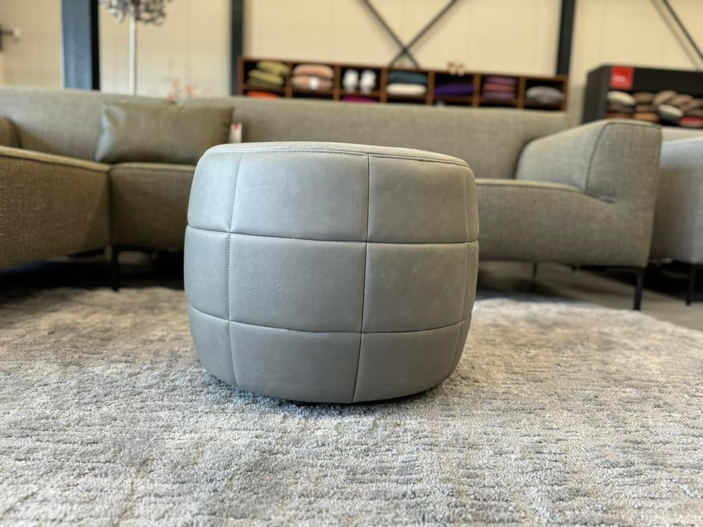 Nieuw Design on Stock Barrell 55 Loxton Glacier Leer Grijs, Huis en Inrichting, Banken | Voetenbanken en Poefen, Rond, Leer, Ophalen of Verzenden