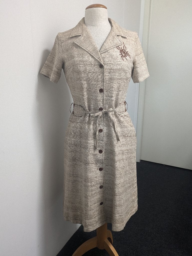 Vintage zijden 70's doorknoopjurk maat S, Kleding | Dames, Beige, Ophalen of Verzenden, Zo goed als nieuw, True vinatge