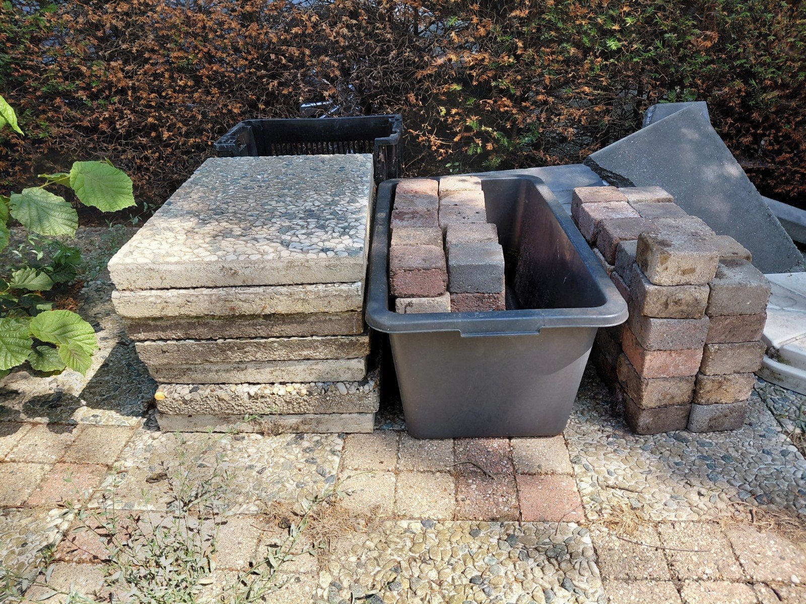 Gratis 101 koppelstenen en 7 grindtegels, Ophalen, Gebruikt, Klinkers, 10 m² of meer