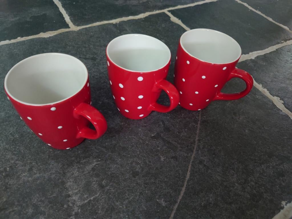 3 Rode met witte stippen mokken (6B-8B x 10,5H), NIEUW!, Ophalen, Keramiek, Nieuw, Overige stijlen