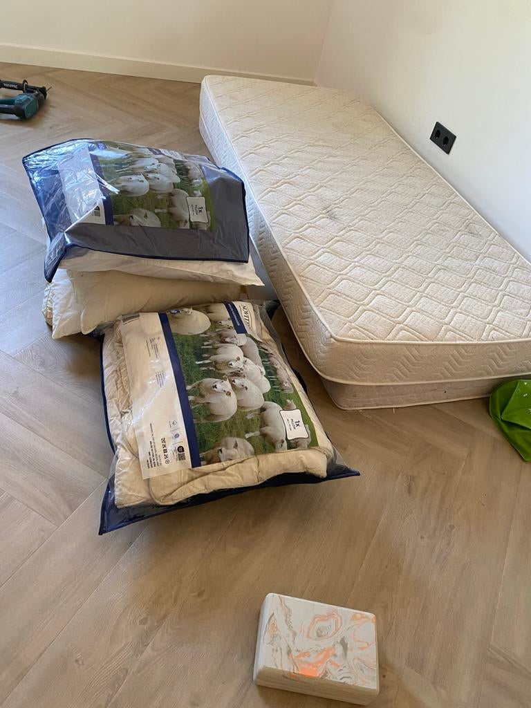 Twee matrassen, wollen dekbed en hoofdkussen, Ophalen of Verzenden, Gebruikt, Eenpersoons, Matras