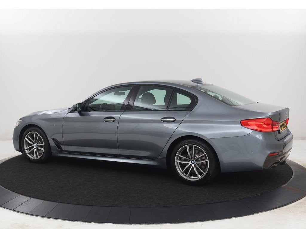 BMW 5-serie 520i M Sport | Alcantara | Sfeerverlichting | Tr, Auto's, BMW, Automaat, 1998 cc, Achterwielaandrijving, Gebruikt