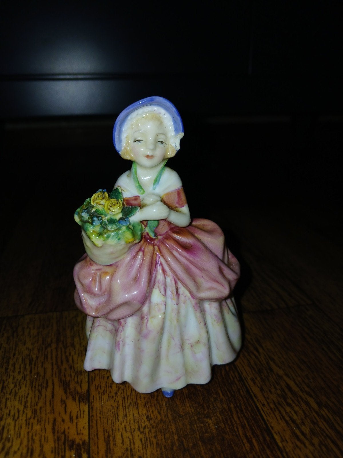 Royal Doulton Cissie Beeldje - Vrouw met bloemenmand, Ophalen of Verzenden, Gebruikt, Mens