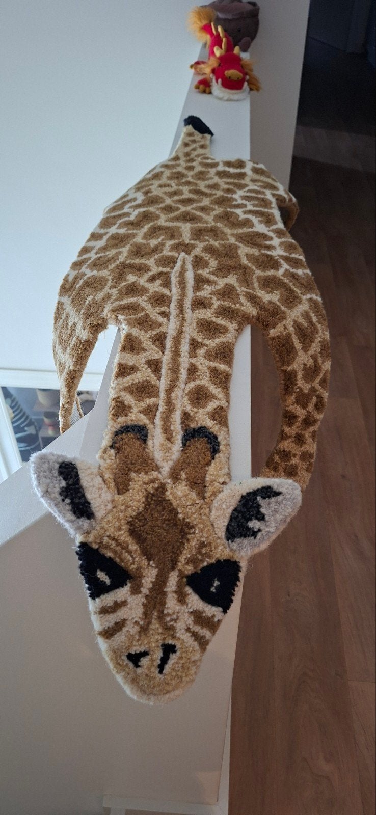 Doing Goods Tapis Amis Gimpy Giraffe kleed - Nieuw, 100 tot 150 cm, Bruin, Dierenprint, Speels, Uniek, Nieuw