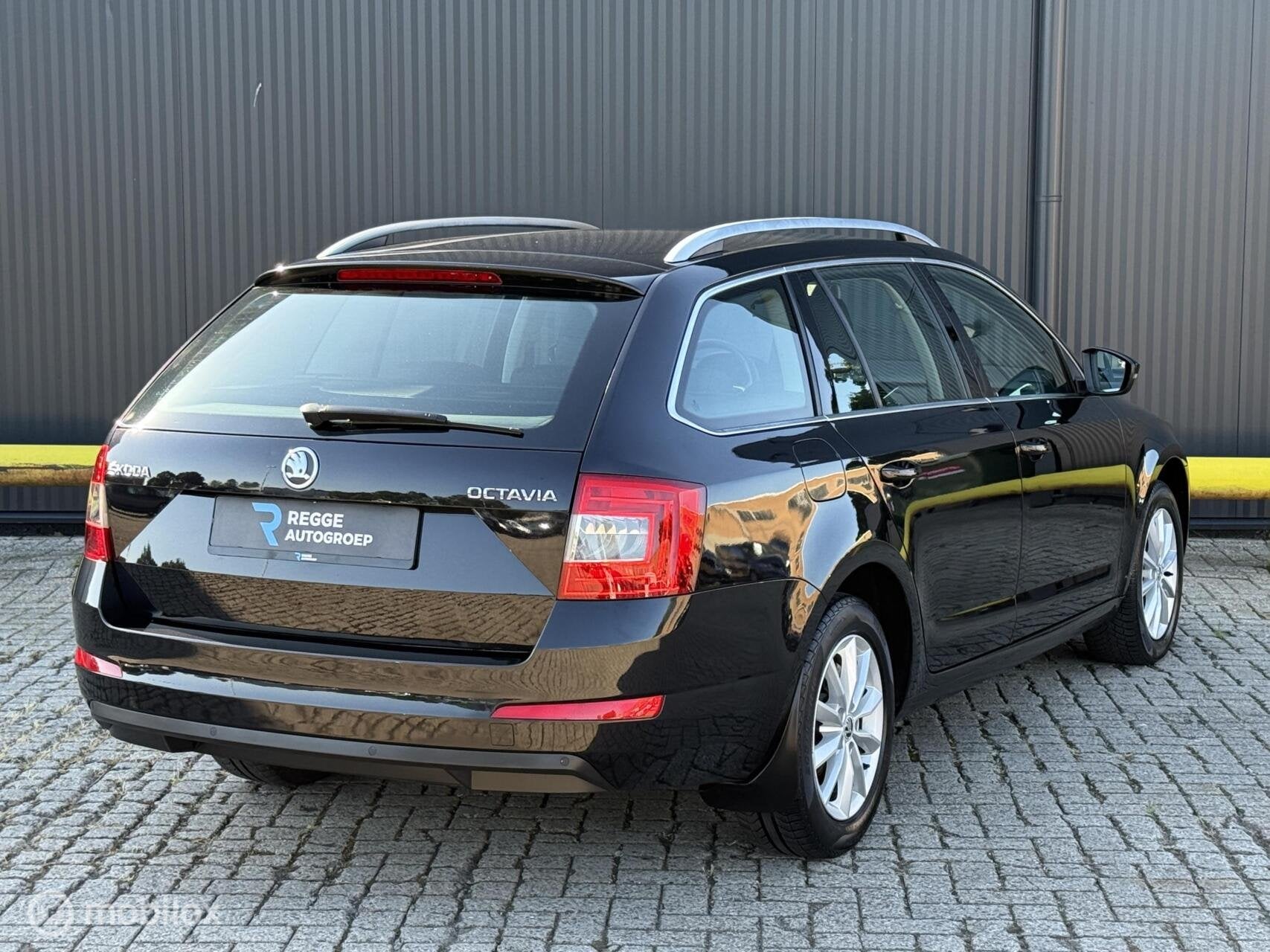 Skoda Octavia Combi 1.2 TSI Elegance AUTOMAAT | CLIMA | PDC, Auto's, Parkeersensor, Gebruikt, 4 cilinders, Zwart