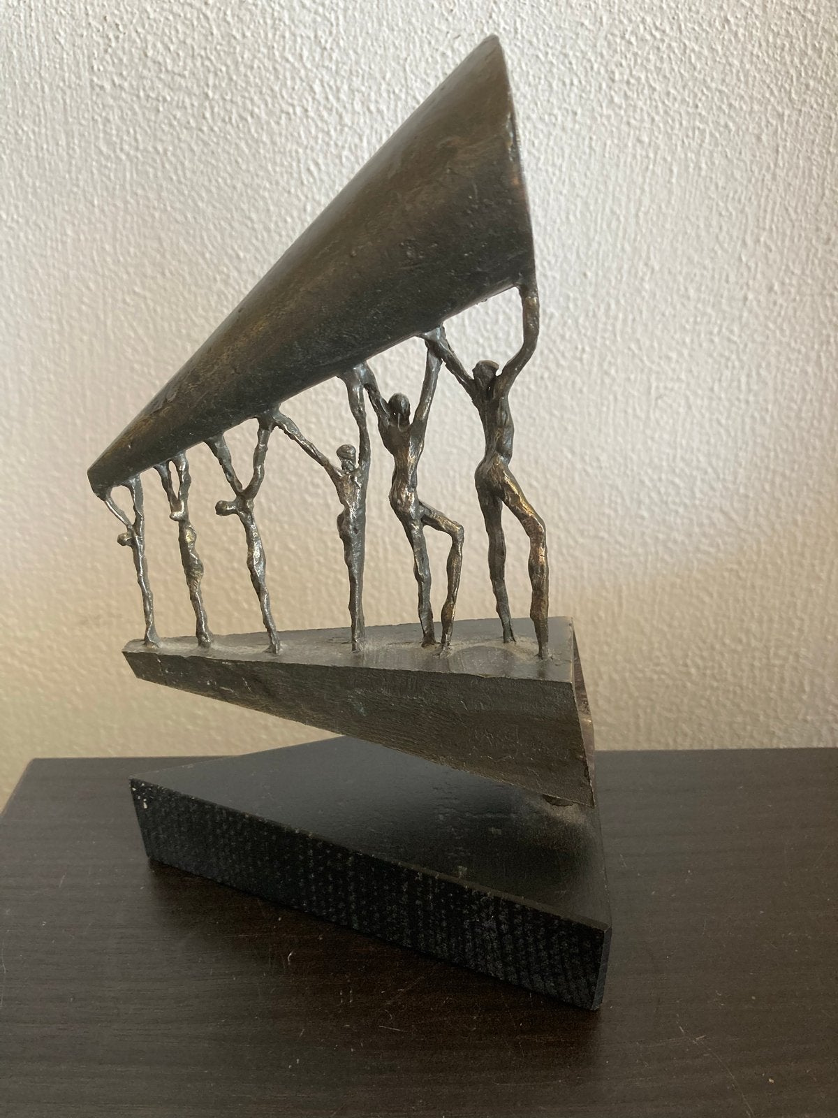 Gepatineerd bronzen sculptuur: 6 figuurtjes dragen buis, Antiek en Kunst, Groep mensen, Ophalen of Verzenden, 20 - 50 cm, Beeld